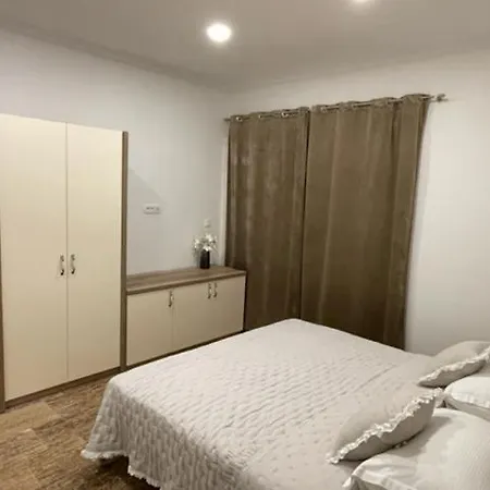 Luce Mit Pool Макарска