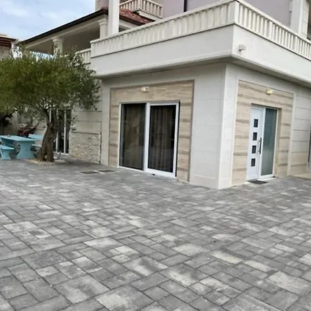 Luce Mit Pool Макарска