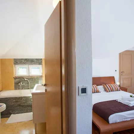 Luce Mit Pool * Макарска