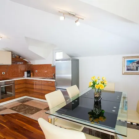 Luce Mit Pool * Макарска