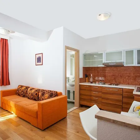 Luce Mit Pool * Макарска