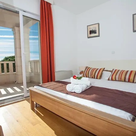 Luce Mit Pool * Макарска