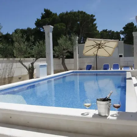 Luce Mit Pool * Макарска