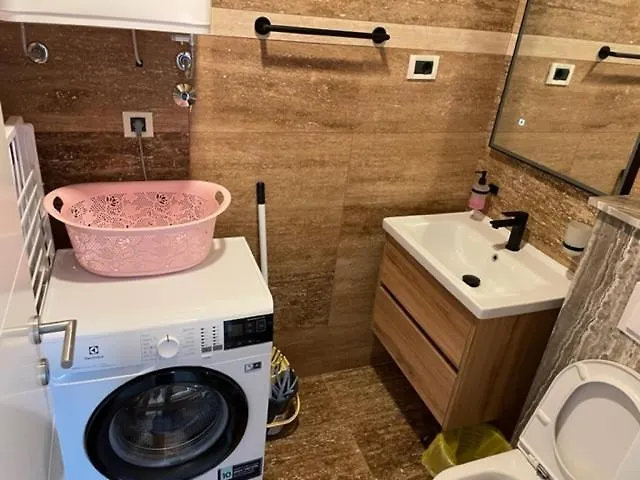 Luce Mit Pool Apartamento Makarska