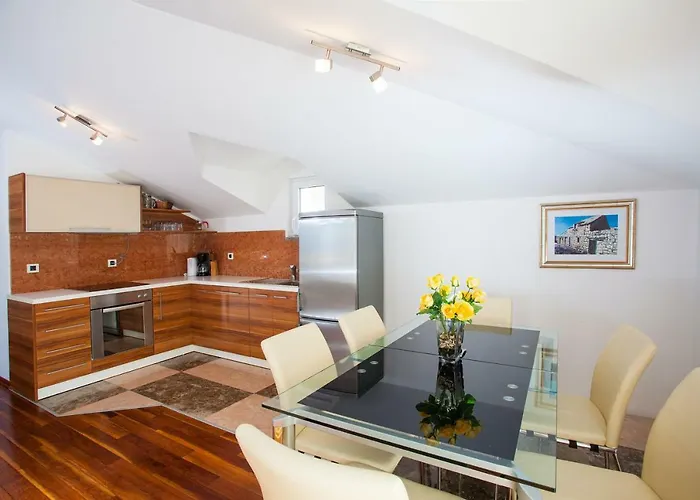 Luce Mit Pool * Makarska