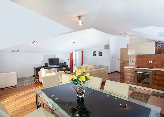 Luce Mit Pool Apartamento Makarska