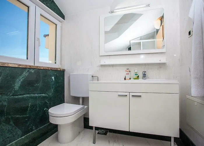 Apartamento Luce Mit Pool