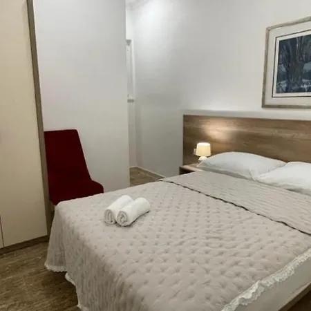 Luce Mit Pool Apartment Makarska