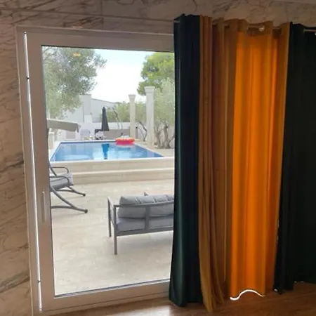 Luce Mit Pool Apartamento Makarska