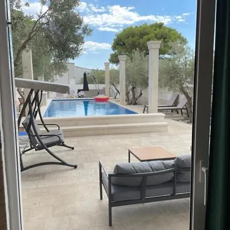 Luce Mit Pool *