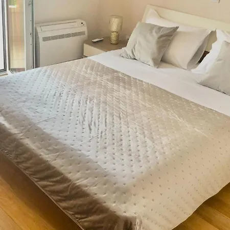 Luce Mit Pool Apartamento Makarska