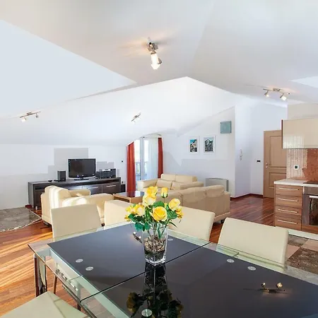 Luce Mit Pool Apartamento Makarska