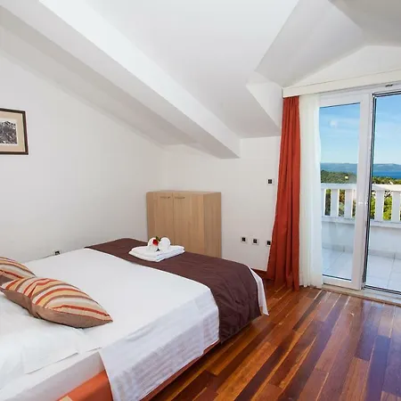 Luce Mit Pool Apartment Makarska