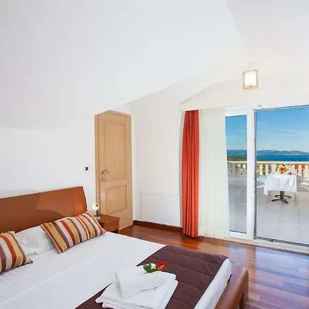 Lägenhet Luce Mit Pool Makarska