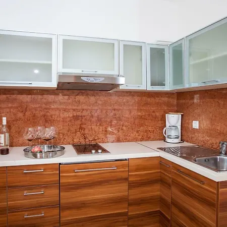 Luce Mit Pool * Makarska