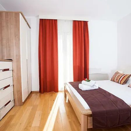 Apartment Luce Mit Pool Makarska