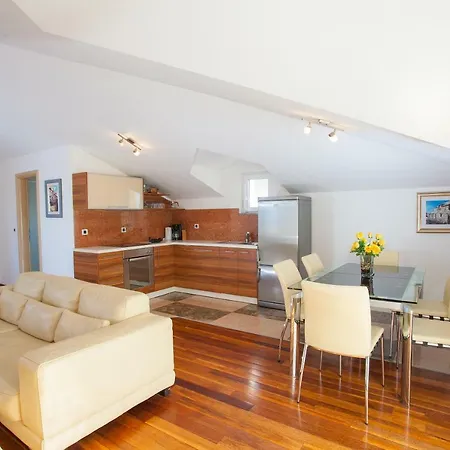 Luce Mit Pool Makarska