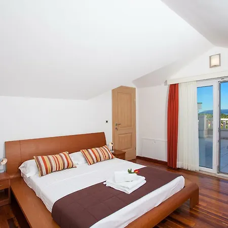 Apartment Luce Mit Pool Makarska