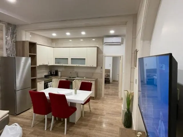 Luce Mit Pool Makarská