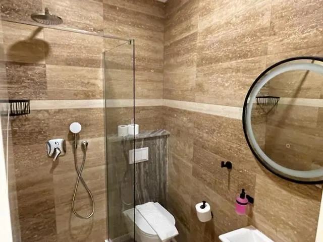 Luce Mit Pool Makarská