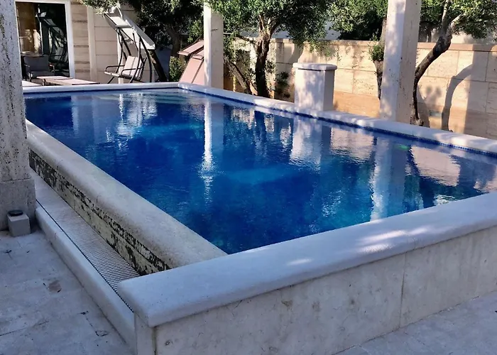 Luce Mit Pool * Makarská