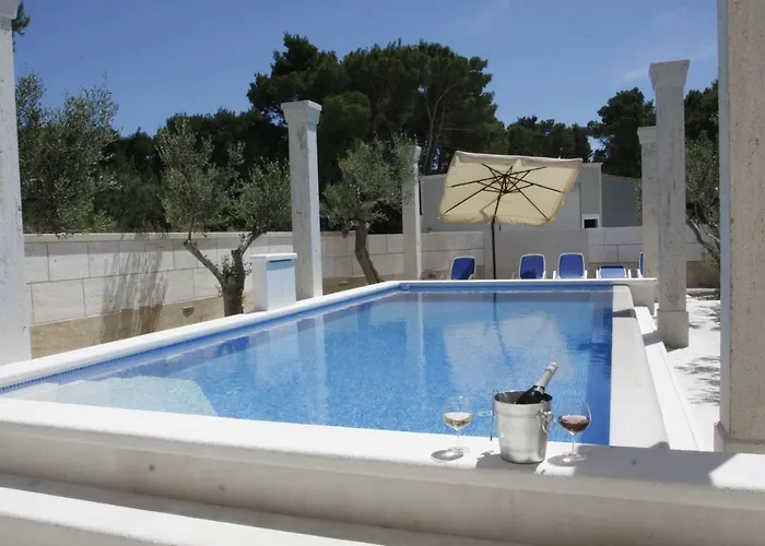 Luce Mit Pool * Makarská