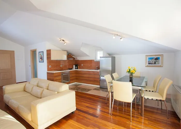 Luce Mit Pool Makarská