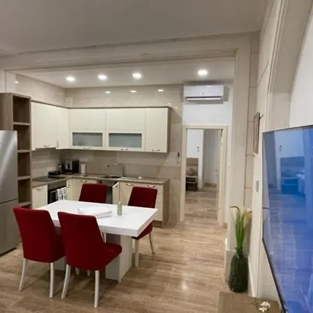 Luce Mit Pool מאקרסקה