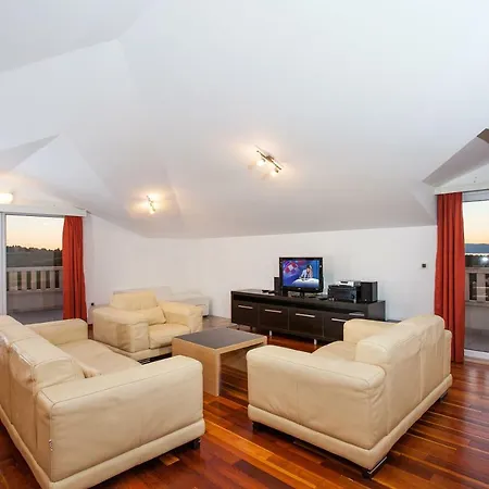 Luce Mit Pool מאקרסקה