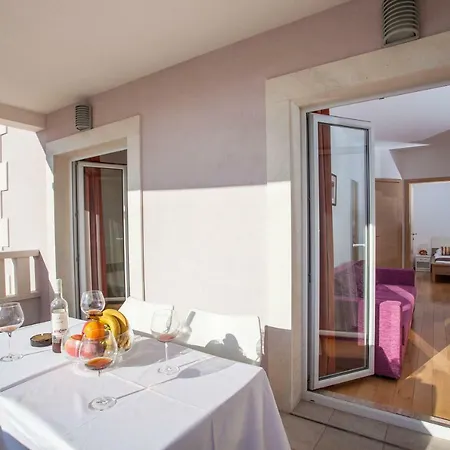 Luce Mit Pool מאקרסקה