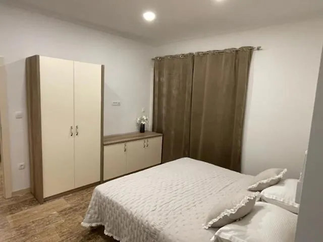 Luce Mit Pool マカルスカ