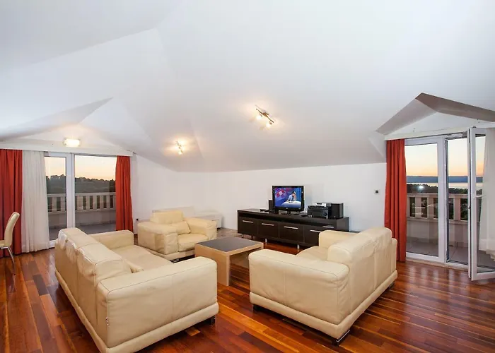 Luce Mit Pool マカルスカ