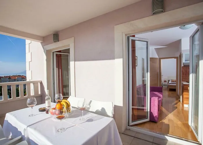 Luce Mit Pool マカルスカ