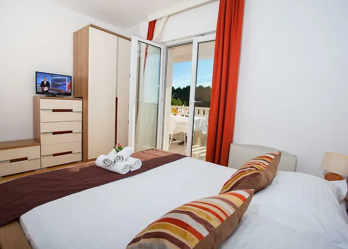 Luce Mit Pool マカルスカ